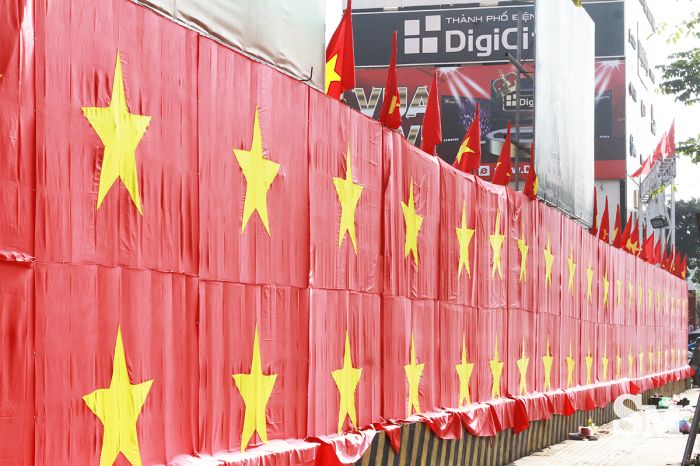 Độc đáo con đường đỏ rực quốc kỳ cổ vũ đội tuyển U23 Việt Nam trước thềm chung kết