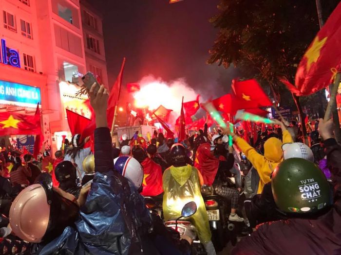 Người Việt vẫn đổ ra đường ăn mừng U23 giành Á quân