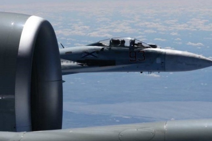 Máy bay chiến đấu Nga áp sát “điệp viên trên không” của Mỹ 1,5m