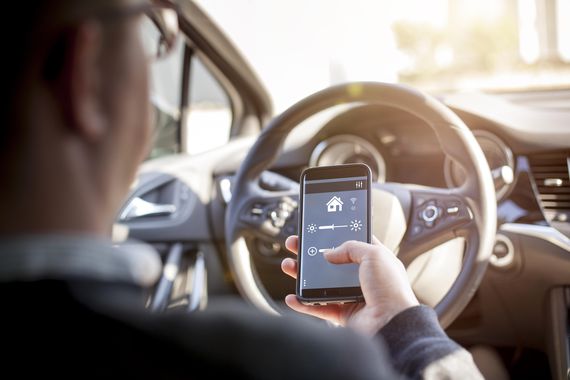 Pháp cấm tài xế sử dụng điện thoại cả khi dừng xe tắt máy
