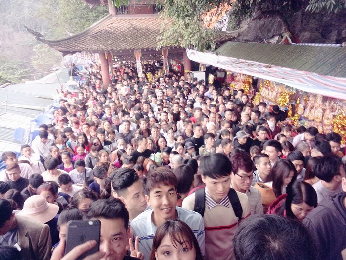 Dòng người đông đúc chen lấn nơi chùa chiền và các điểm du lịch đầu năm mới