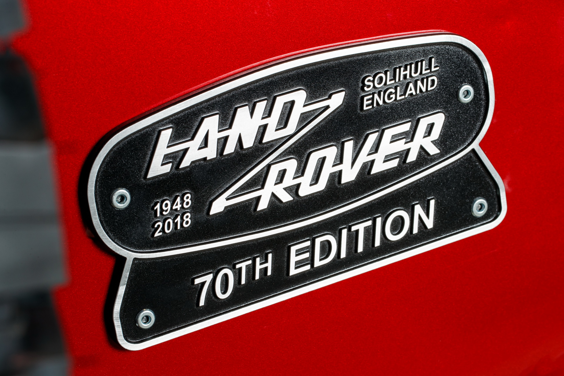 150 chiếc Land Rover Defender Works V8 đặc biệt đã tìm được chủ