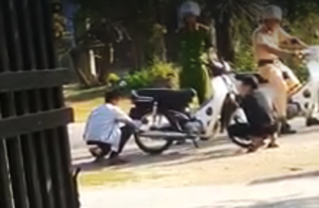 Cộng đồng mạng “dậy sóng” vì clip CSGT bắt người dân phải xì lốp xe