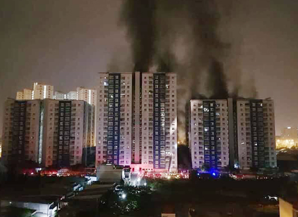 Chung cư Carina Plaza cháy lớn trong đêm, ít nhất 13 người thiệt mạng