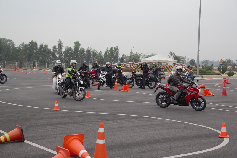 Biker Hà Thành bỏ túi đủ chiêu điều khiển môtô với Honda Việt Nam