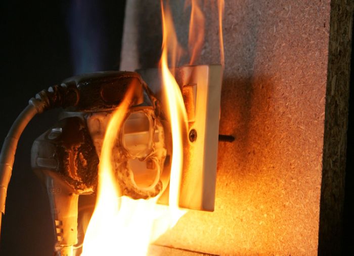 Cẩn thận các thiết bị điện có thể trở thành mồi lửa đốt nhà bạn