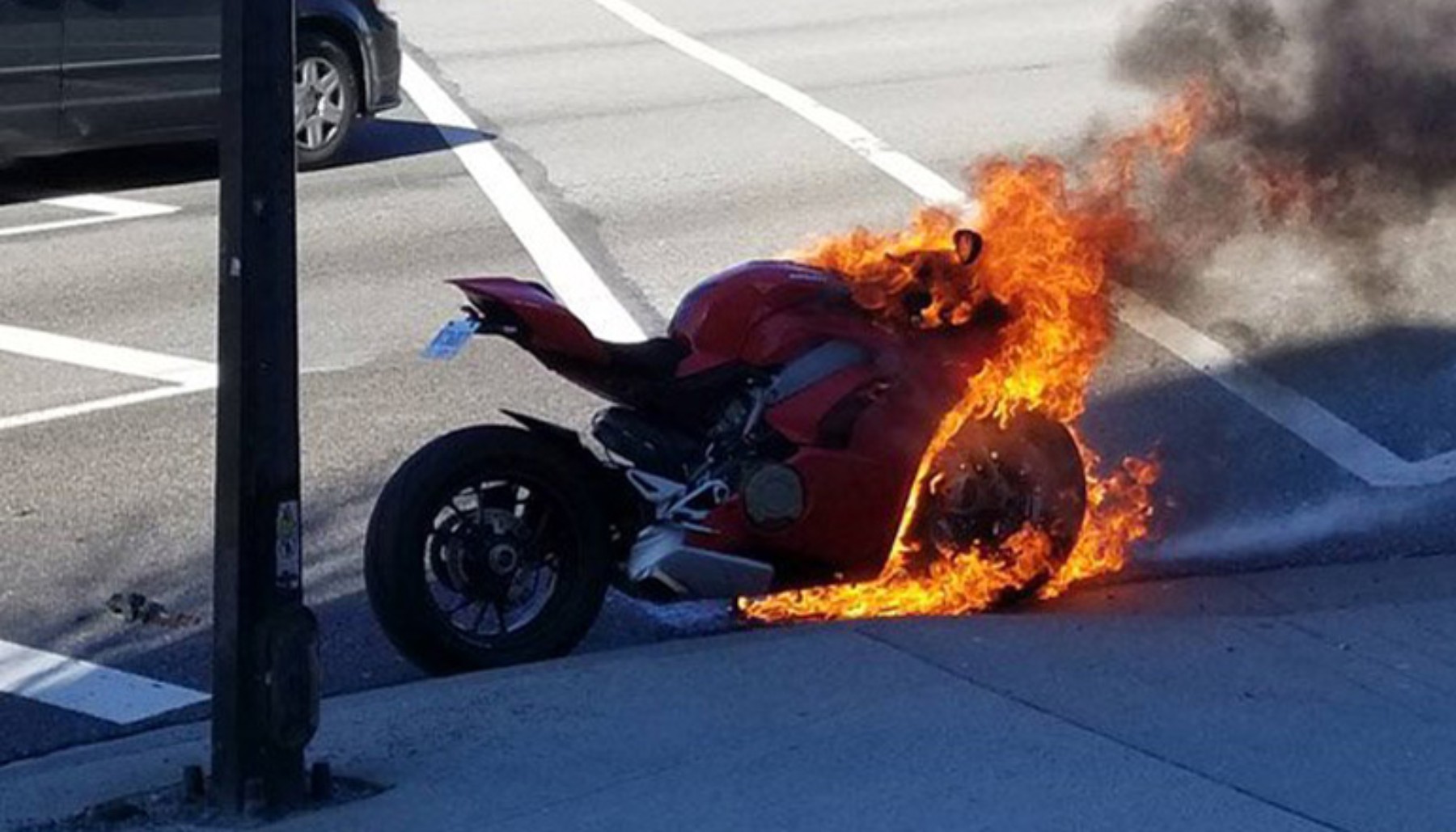 Ducati Panigale V4 nóng bỏng đến mức… bốc cháy