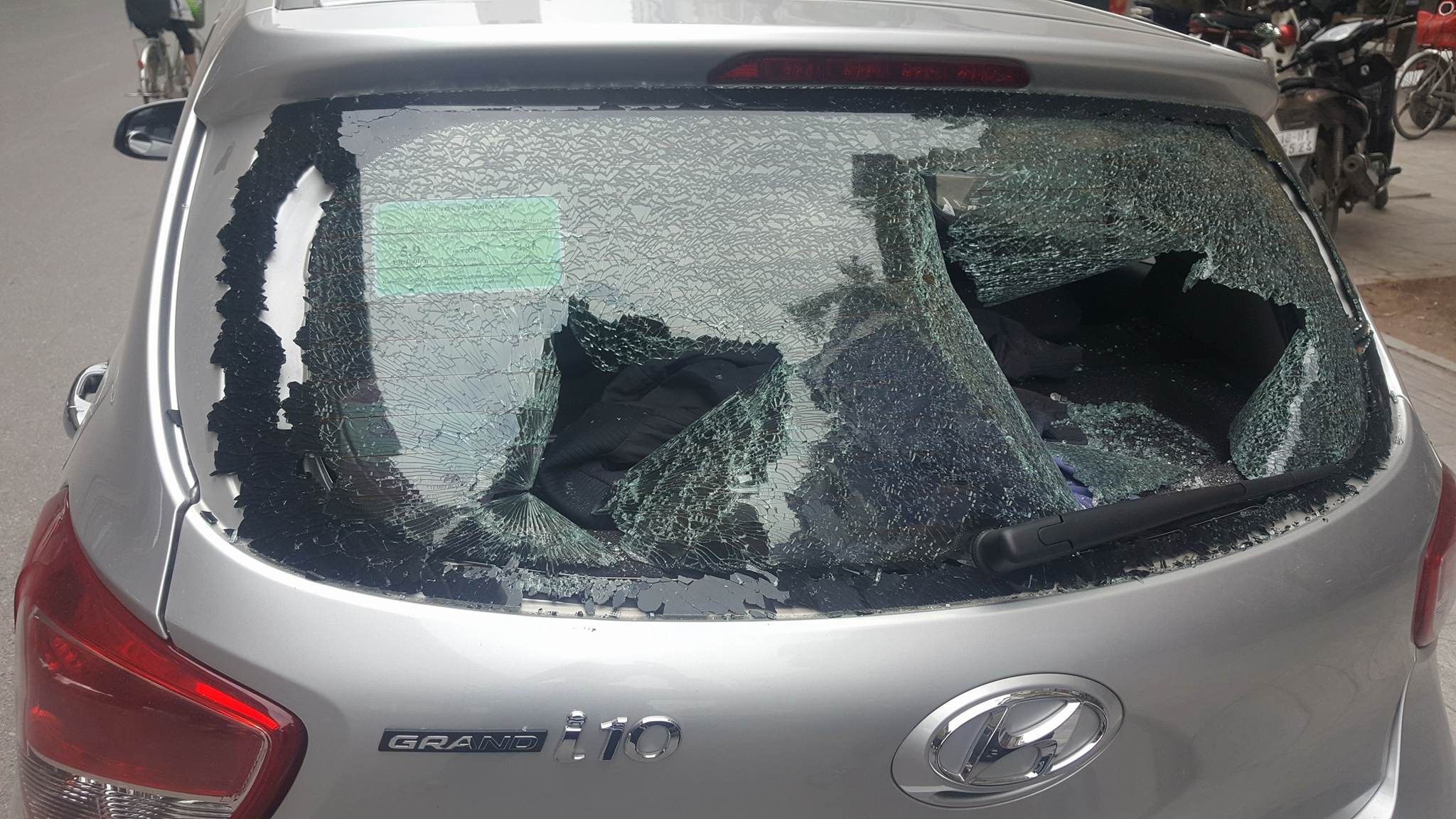 Hà Nội: Xe Hyundai bất ngờ bị bình khí hàn “đâm” thủng kính sau