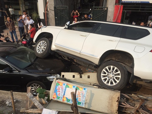 Hà Nội: Toyota Land Cruiser mất lái, rơi trúng đầu Camry