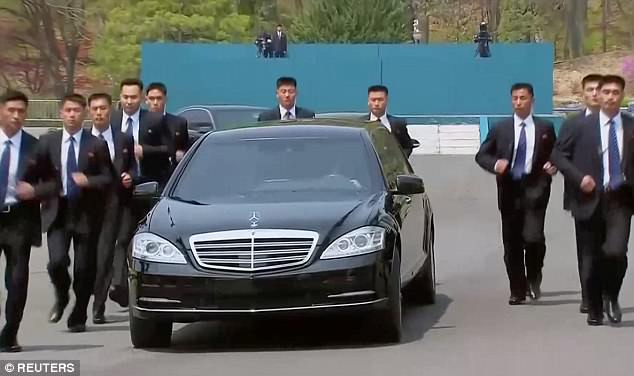 Hơn chục vệ sĩ “chạy bộ” bảo vệ xe limo của Kim Jong-un