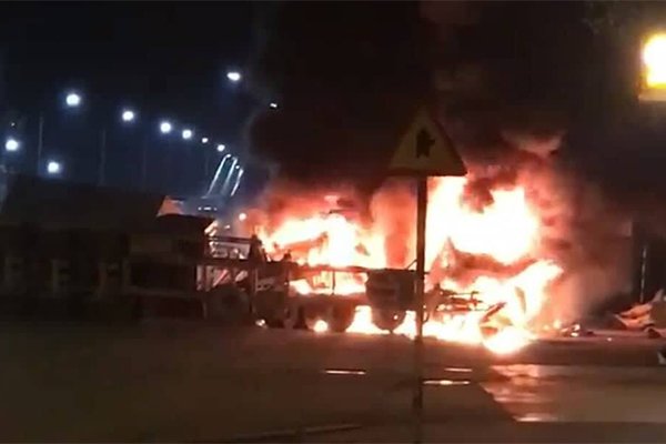 Container bốc cháy sau va chạm, hai vợ chồng tử vong