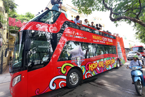 Xe buýt “mui trần” hoạt động ở Hà Nội, giá vé từ 300.000 đồng