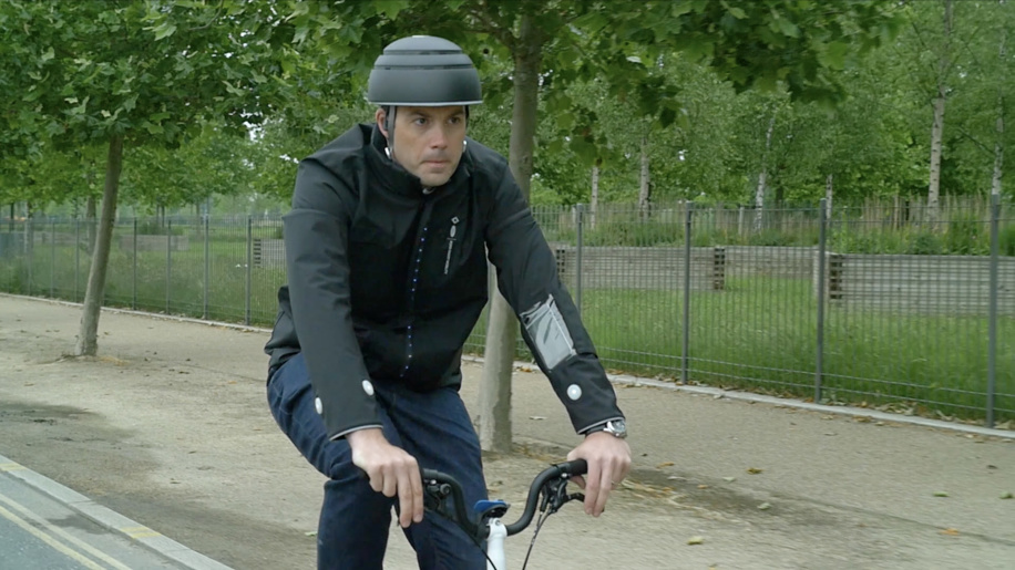 Ford phát triển áo khoác tích hợp đèn xi-nhan cho người đi xe đạp