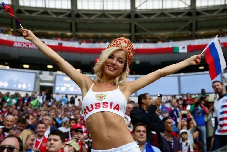 World Cup: Vì sao fan nữ cứ phải “thiếu vải”