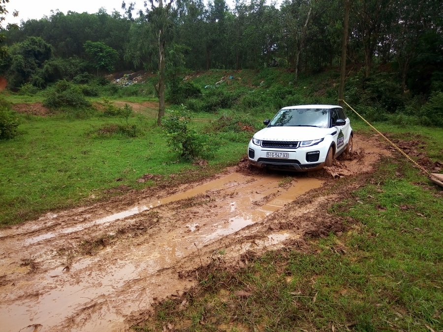 Trải nghiệm Land Rover tự... off-road