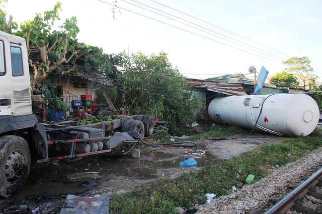 Nghệ An: Tàu hỏa đâm văng xe bồn, 3 người bị thương nặng