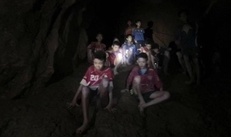 Đội bóng thiếu niên Thái Lan vẫn mắc kẹt trong hang, tính mạng bị đe dọa