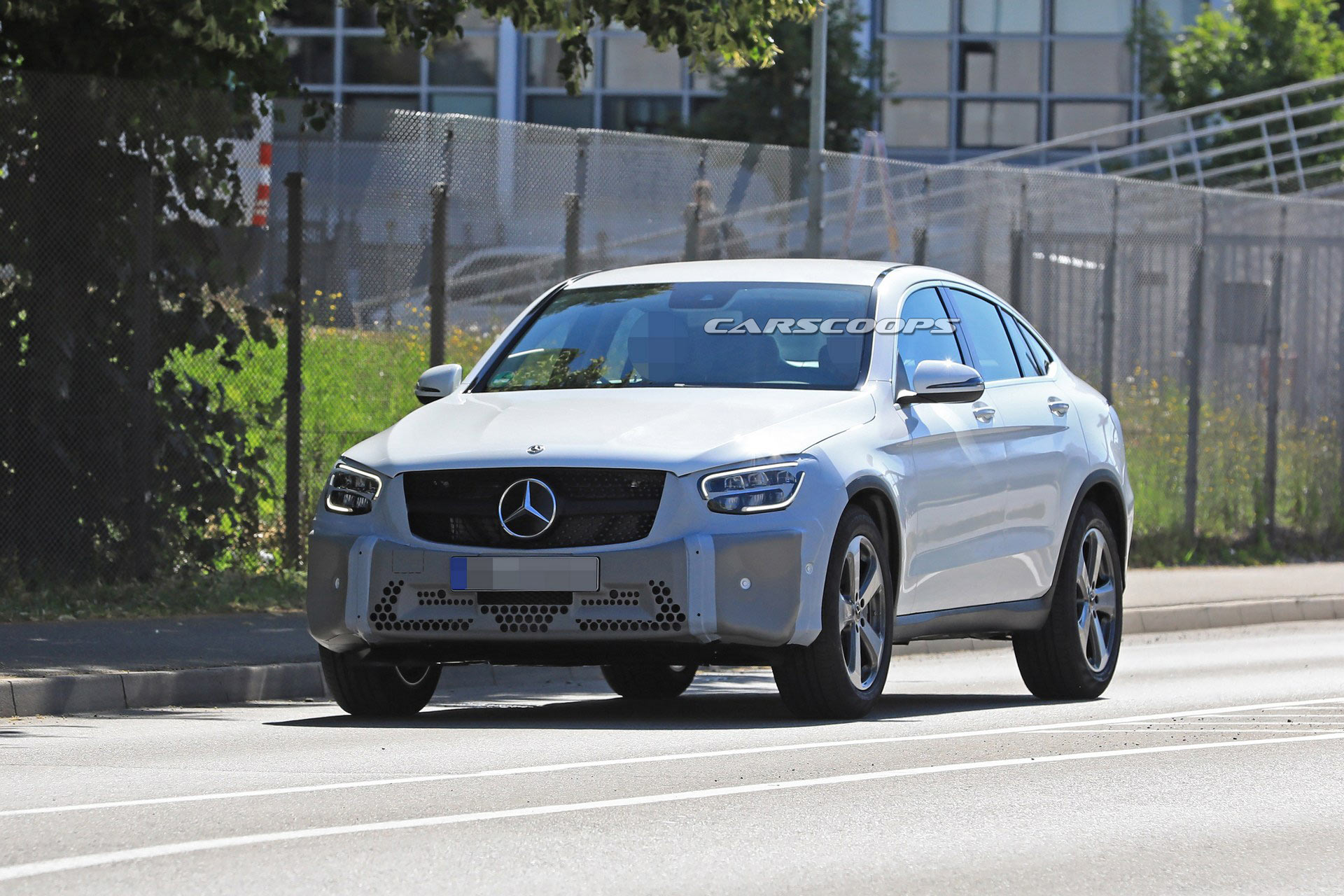Mercedes-Benz GLC Coupe 2020 lộ ảnh chạy thử với đèn pha đậm chất chơi