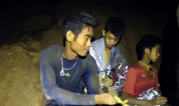 Việc giải cứu đội bóng thiếu niên Thái Lan kéo dài thêm một ngày 