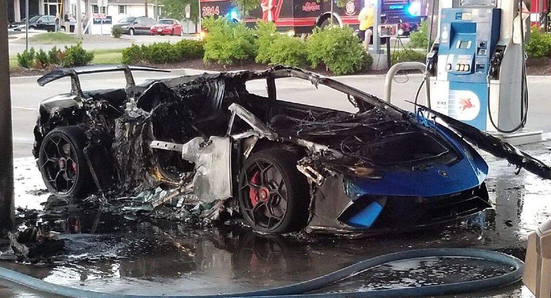 Chrysler bất cẩn, Lamborghini cháy rụi