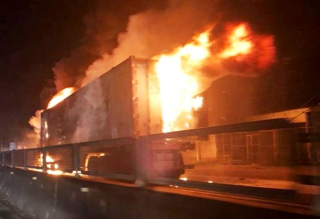 Container cháy dữ dội trên quốc lộ 1A