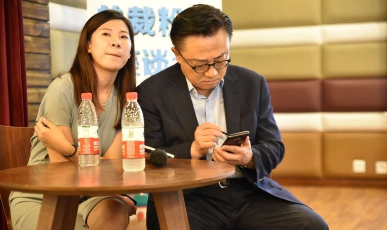 CEO Samsung để lộ Galaxy Note 9 ở chốn đông người