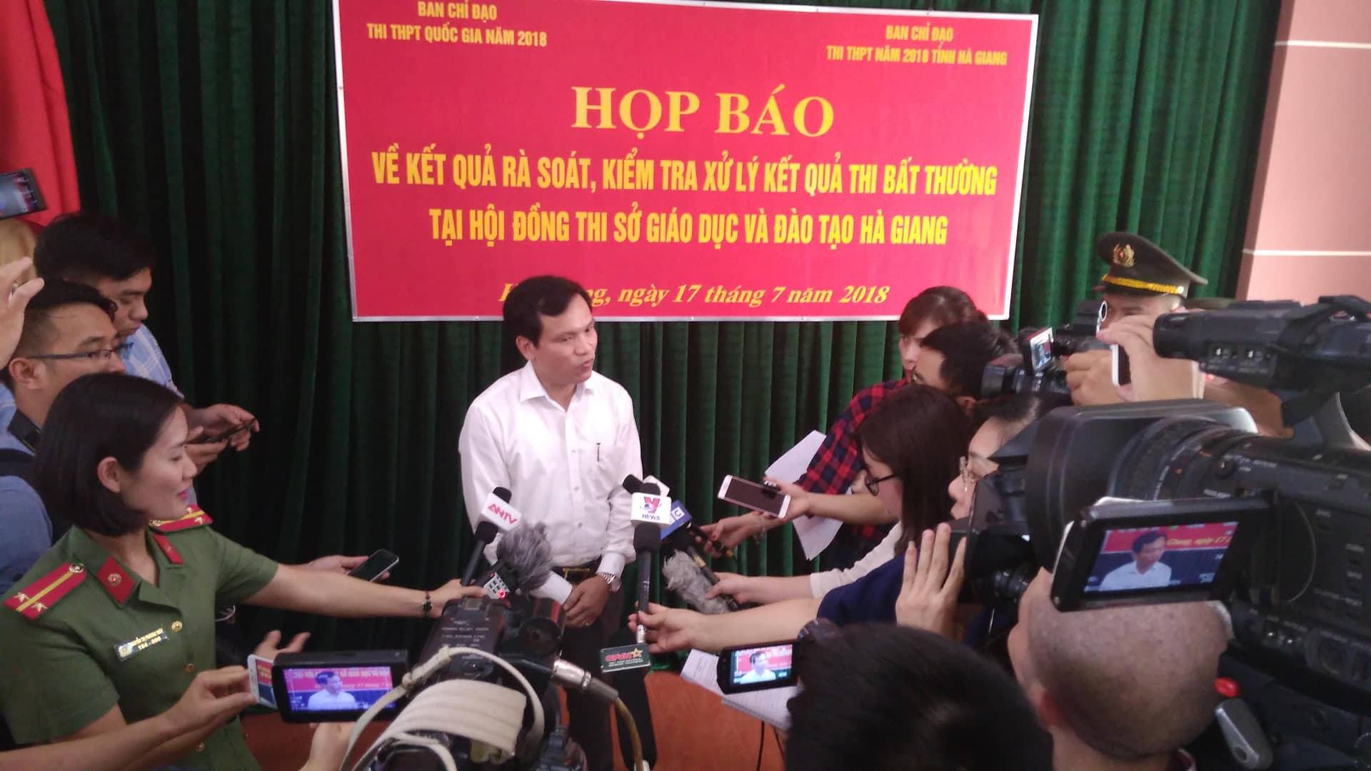 Phó phòng khảo thí Sở GD&ĐT của tỉnh Hà Giang sửa mỗi bài thi trong 6 giây