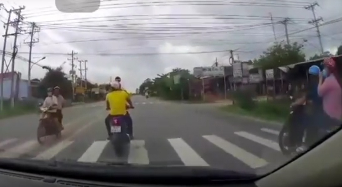 Video: Bị ôtô bấm còi, nam thanh niên đi xe máy “nhảy múa” thách thức