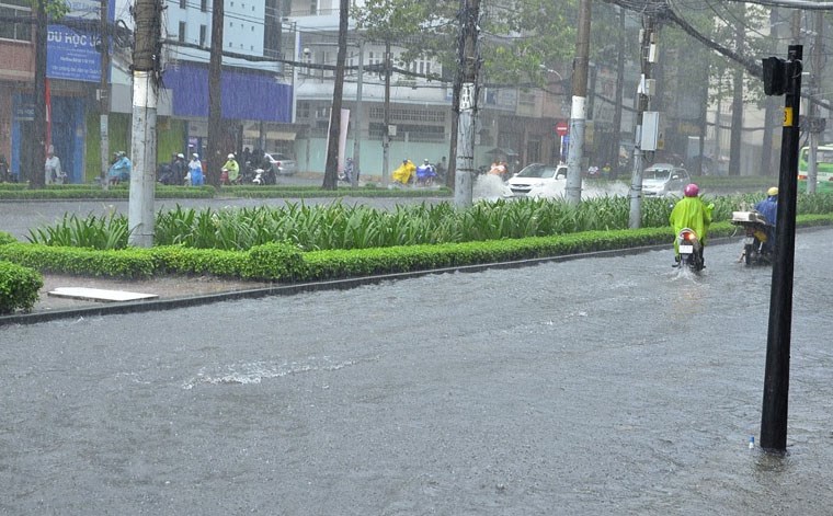 Bắc Bộ, Bắc Trung Bộ tiếp tục mưa dầm dề, Hà Nội ngày cuối tuần ẩm ướt trong mưa dông