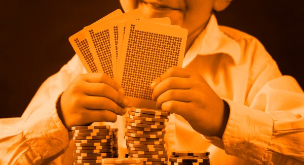 Tác động tiêu cực từ việc  cha mẹ chơi cờ bạc trước mặt con trẻ