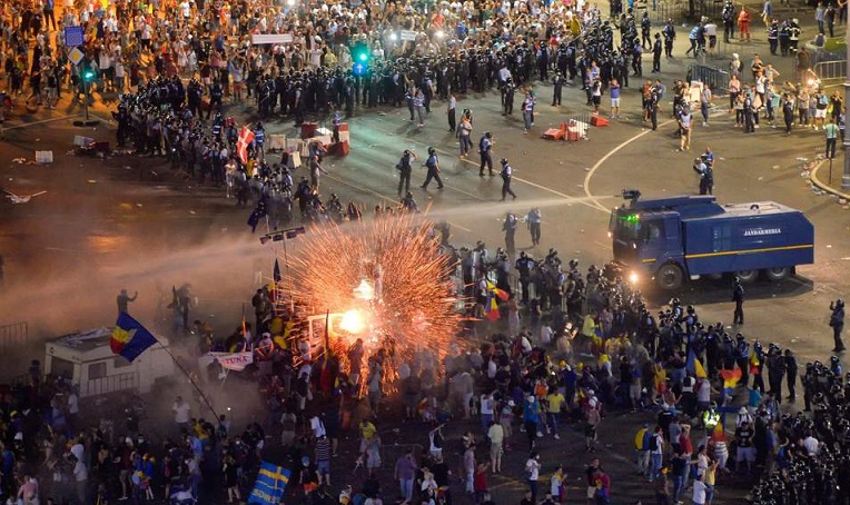 Biểu tình chống tham nhũng biến thành bạo lực, 450 người bị thương