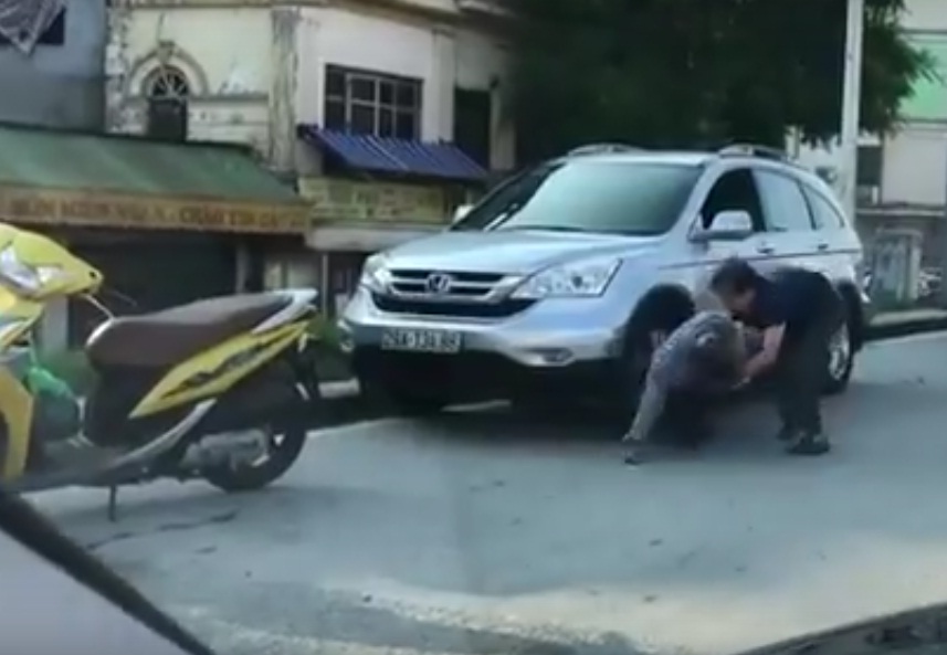 Video: Sau va chạm, người lái xe máy và ôtô nhảy vào “choảng nhau”