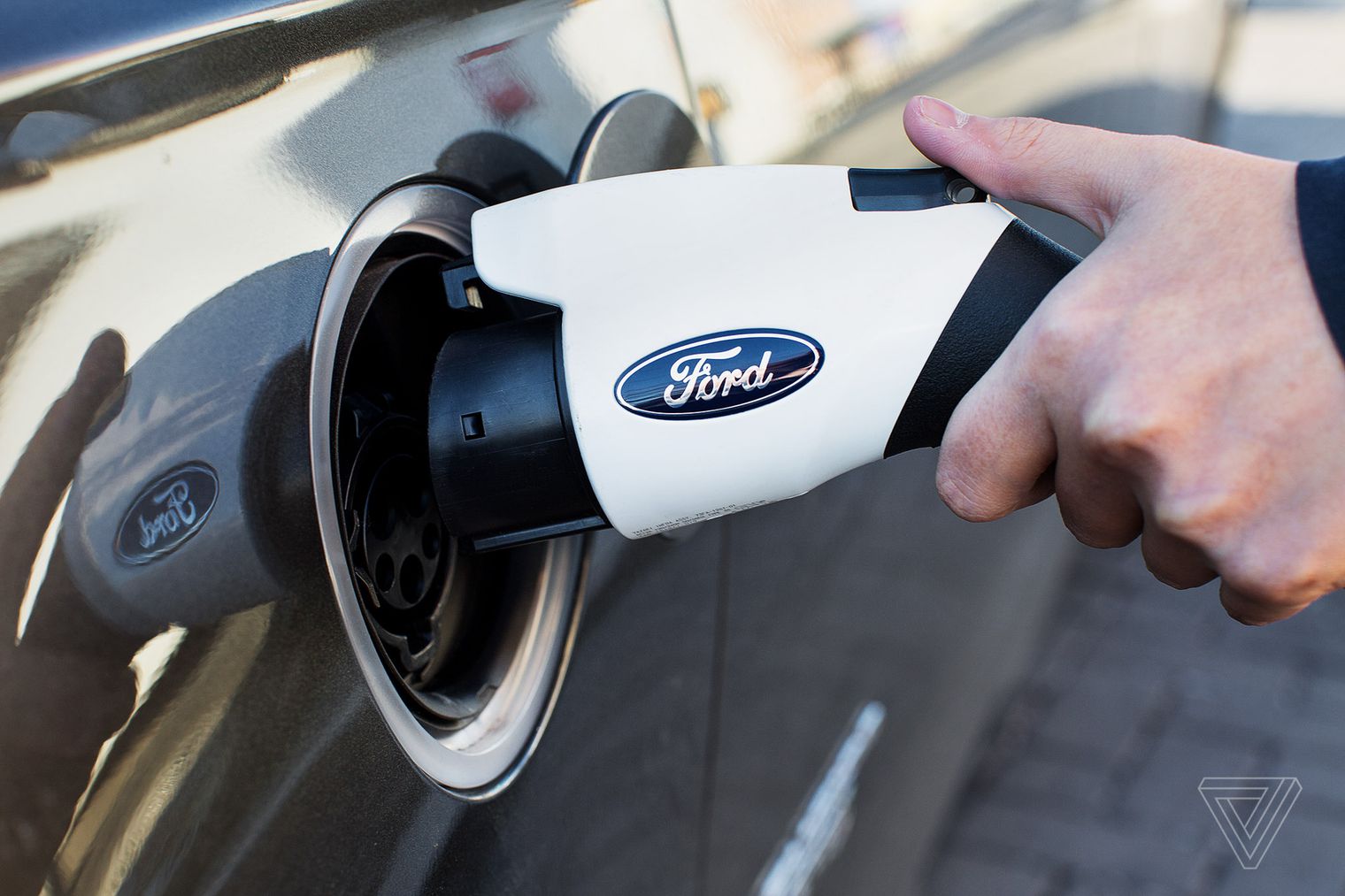 Ford triệu hồi gần 50 nghìn dây sạc xe điện nguy cơ gây cháy