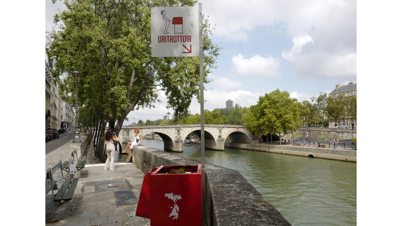 Toilet sinh thái ngoài trời gây… náo động Paris