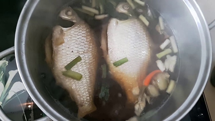 Dung dị bữa cơm chiều với cá he kho nước dừa xiêm