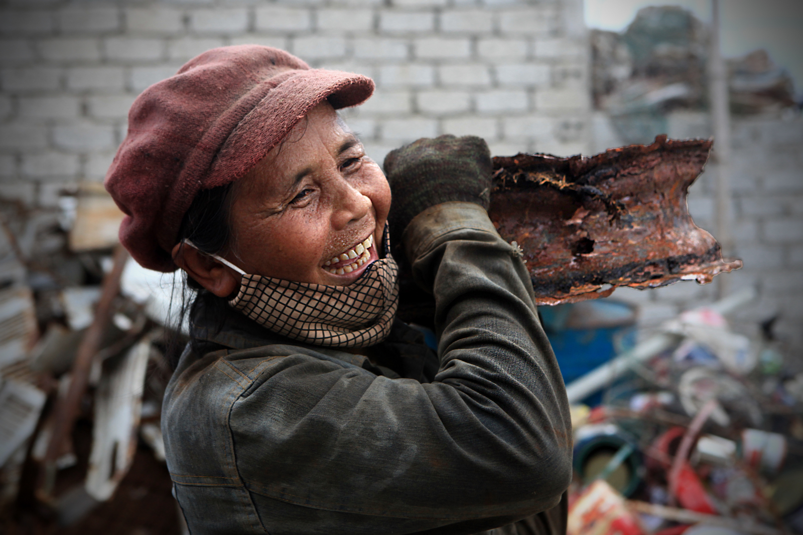 Vẻ đẹp nữ lao động Việt bắt đầu từ những nụ cười