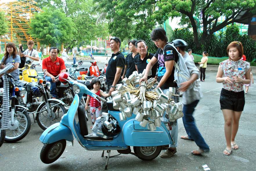 Người chơi xe cổ Sài Gòn tổ chức Trung thu cho trẻ nghèo