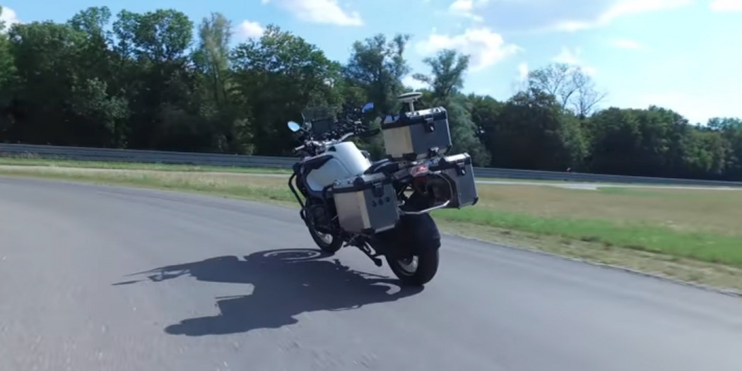  BMW “trình diễn” môtô tự cân bằng trên đường thử