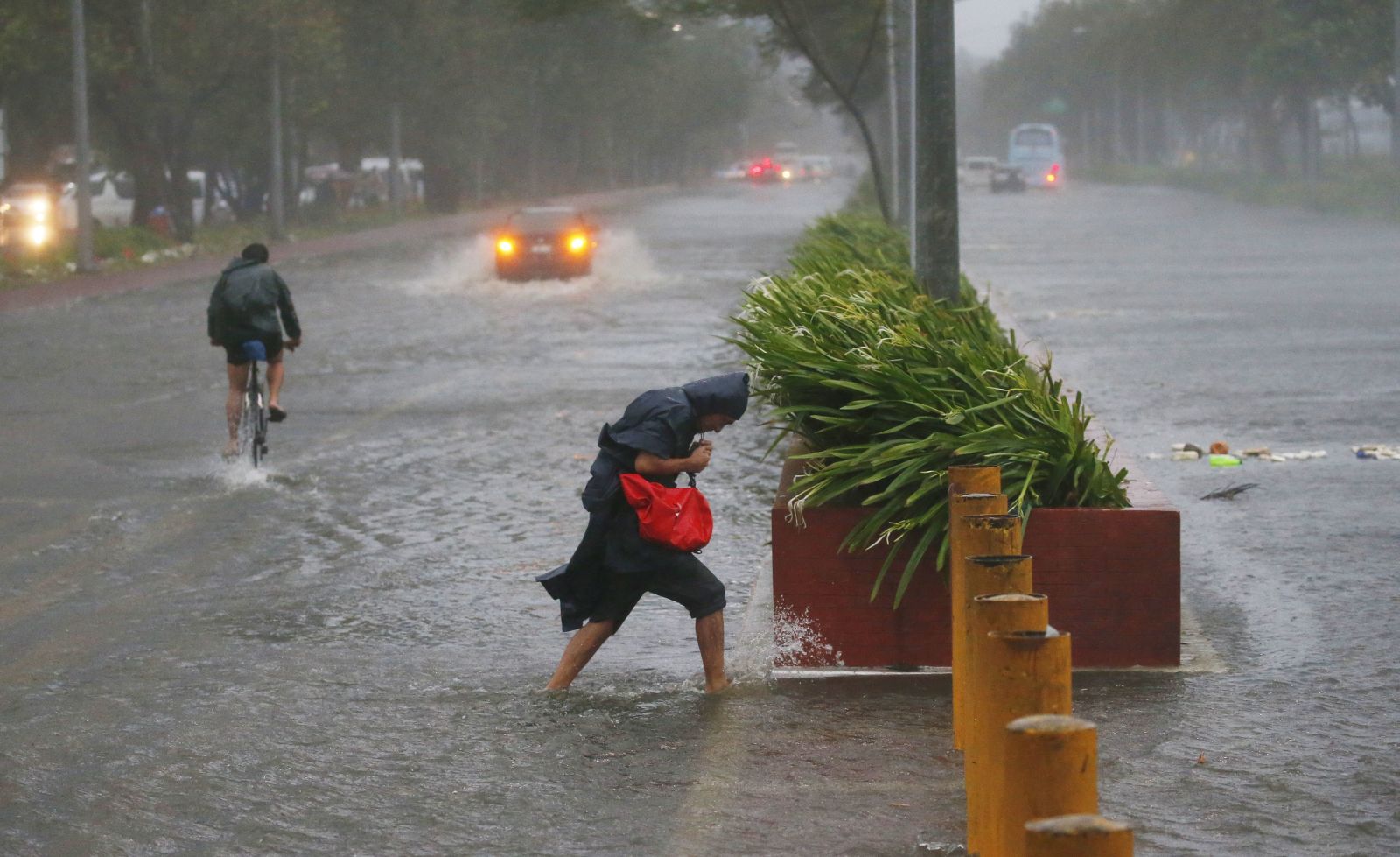 Siêu bão Mangkhut quét qua đường phố Philippines