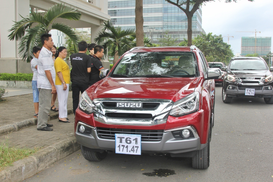 Trải nghiệm lái xe bán tải Isuzu D-MAX và SUV mu-X 2018 trên phố Sài Gòn