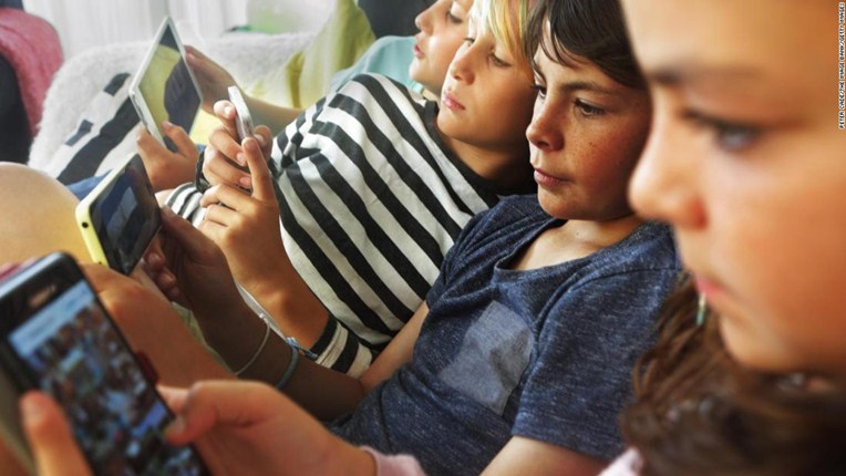 Trẻ nhận thức tốt hơn khi dùng smartphone dưới 2 tiếng/ngày