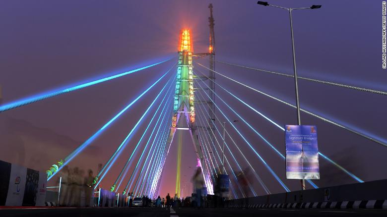 Cấm chụp ảnh tự sướng trên cây cầu mới khai trương ở Ấn Độ