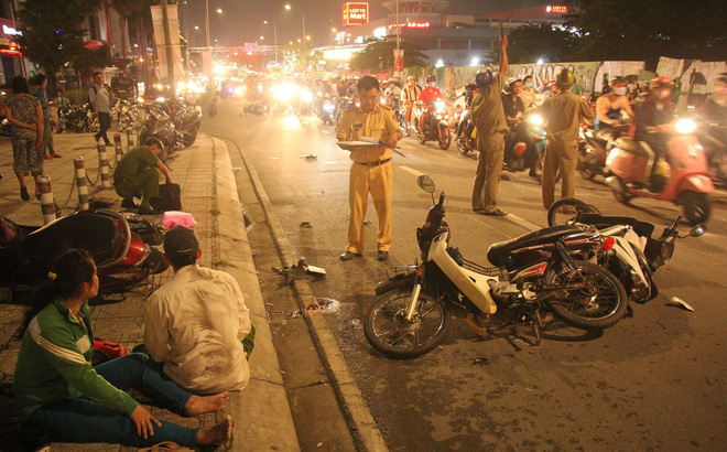 Ôtô “điên” tông 4 xe máy tại Sài Gòn, nhiều người thương vong