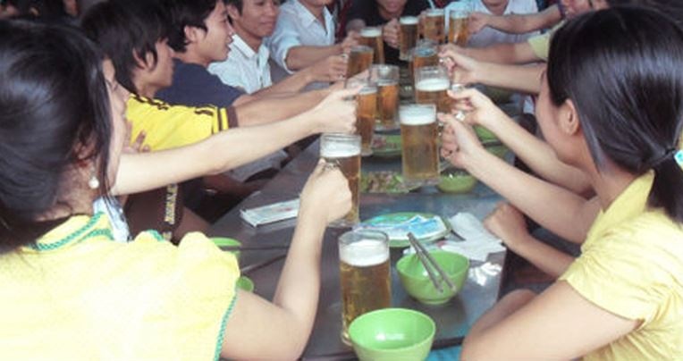 Báo động tình trạng 44% học sinh Việt uống rượu bia trước 14 tuổi 