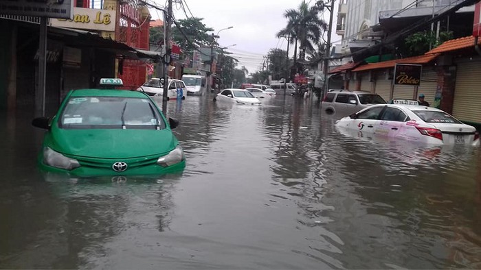Chùm ảnh “sốc” xe ôtô thành “tàu ngầm” do bão số 9 tại Sài Gòn