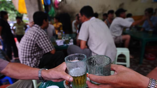CNN tìm hiểu văn hóa bản địa qua hương vị bia hơi Hà Nội