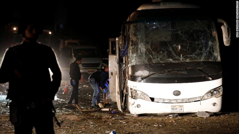 Ai Cập tiêu diệt 40 nghi phạm khủng bố đánh bom xe chở du khách Việt