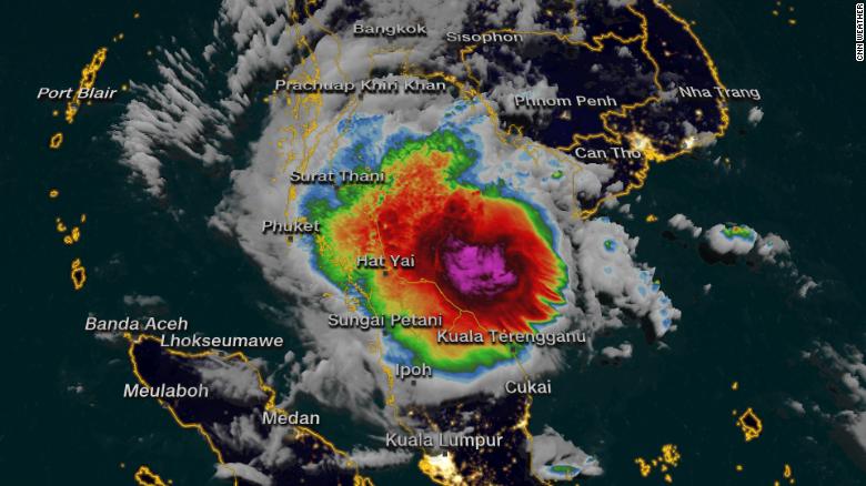 Hàng ngàn người mắc kẹt trên các đảo Thái Lan do bão 