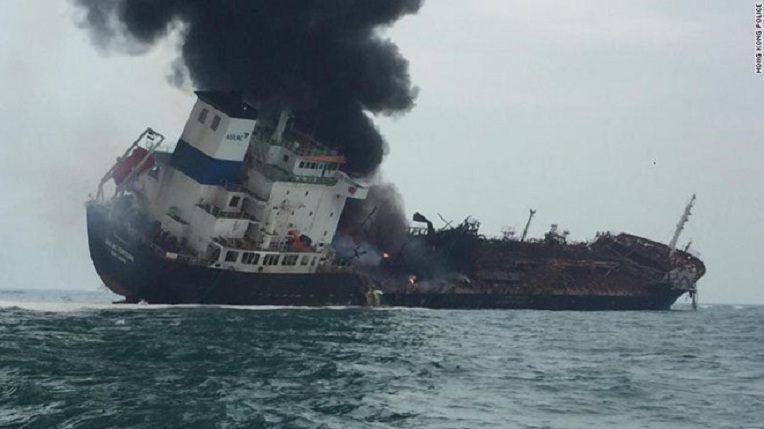 Tàu chở dầu mang cờ Việt Nam bốc cháy dữ dội ngoài khơi Hong Kong