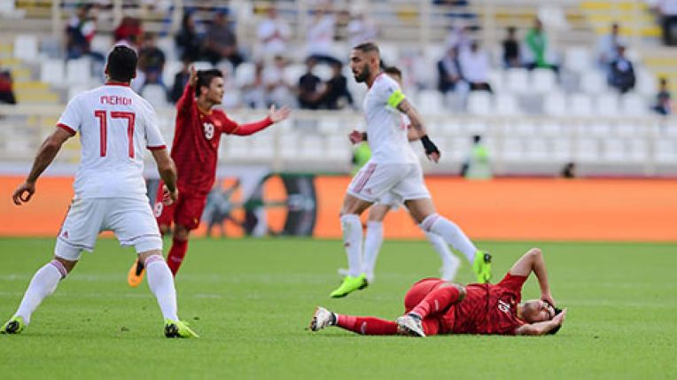 Asian Cup 2019: Đức Huy bị mất trí nhớ tạm thời sau khi va chạm mạnh với cầu thủ Iran​